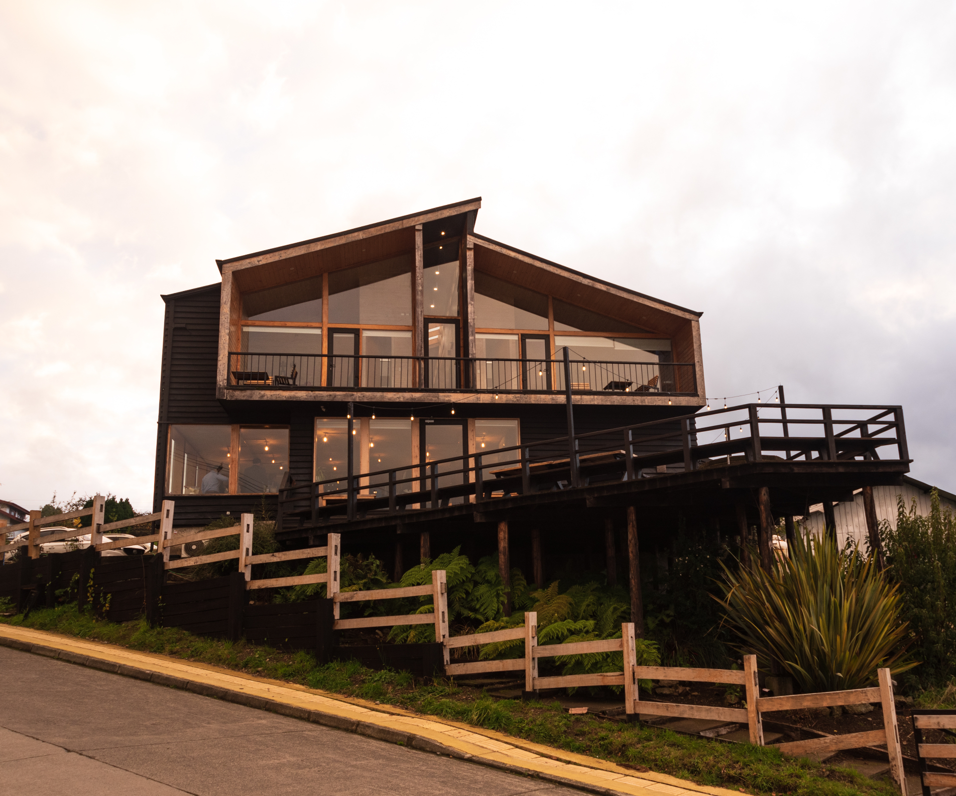 Fachada del Hotel Boutique Arrebol en Castro, Chiloé